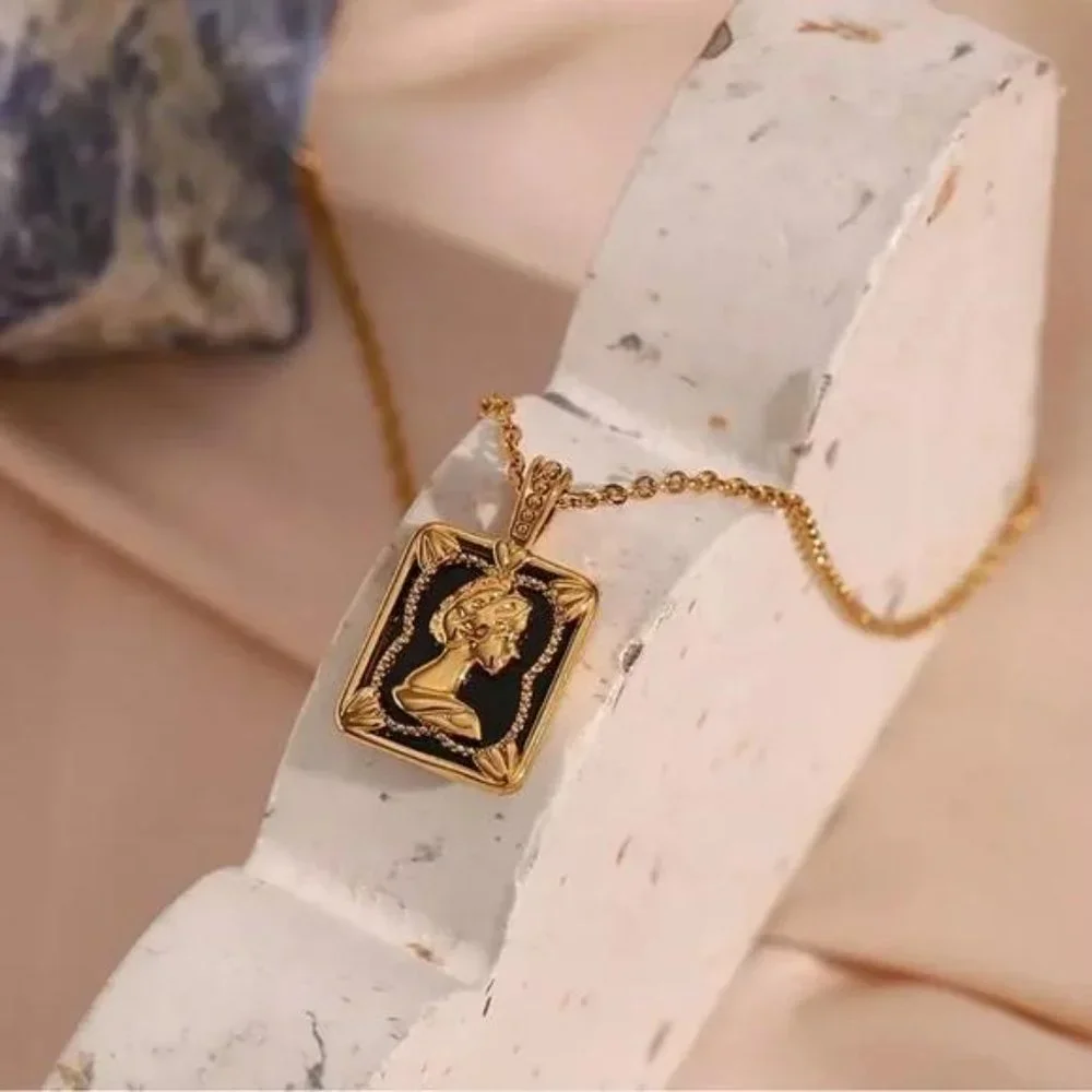NEW QUEEN 18K GOLD SQUARE PENDANT NECKLACE, NICE NECKLACE, CUTE NECKLACE - Picture 4 of 6